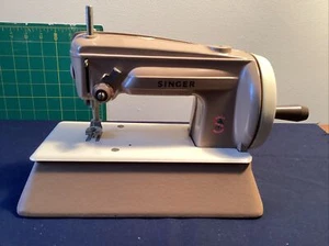 Vintage Miniature Singer Child's Sewing Machine Case Great Britain - Picture 1 of 10