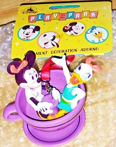 Disney Parks Play In The Park Minnie & Daisy Teetassenfahrt Weihnachtsschmuck 2023 - Bild 1 von 2