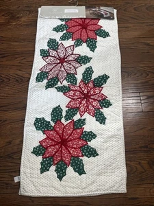 The Farmhouse Rachel Ashwell Gesteppter Weihnachtsstern Tischläufer 16x72 Urlaub Neu - Bild 1 von 5