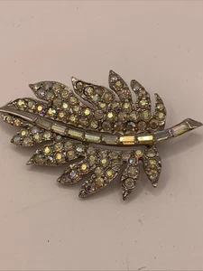 Atemberaubende funkelnde Brosche mit Schmucksteinen facettierte Strasssteine silberfarben Blatt Kleid Anstecknadel - Bild 1 von 3