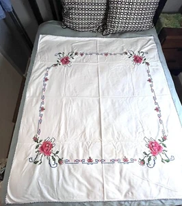 MANTEL Cosido en Cruz De Colección Bordado con Rosas Rojas y Diseño de Llave Griega-DEFECTOS - Imagen 1 de 15