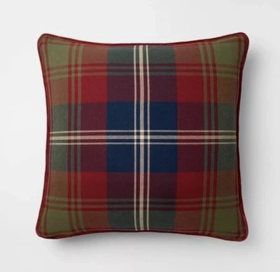 Almohada a cuadros tartán vacaciones - 24x24 - Umbral diseñada con Studio McGee Foto 1 de 4