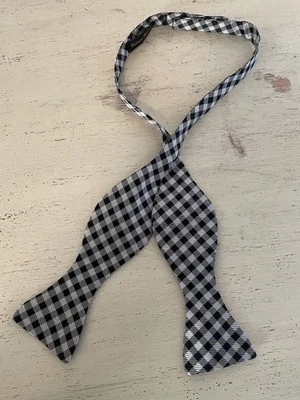 Pajarita de seda con estampado de botones ajustables Neiman Marcus en negro y plata Foto 1 de 4