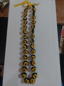 Collana in noce di Kukui nera 16 pollici con fiori gialli - Foto 1 di 3
