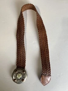 CINTURÓN MUJER PIEL TEJIDA COÑAC CON HEBILLA GRANDE PLATEADA ESTAMPADA - Imagen 1 de 4
