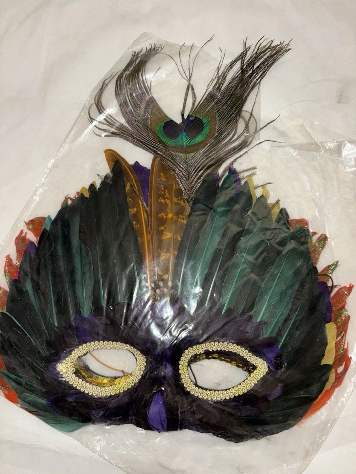 Máscara de ojos temática de mascarada de pavo real con plumas de colores frontales negros Foto 1 de 3