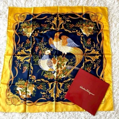 Salvatore Ferragamo Bufanda de Seda Cuadrada Pájaros Fruta Azul Marino Amarillo Italia 34" De Colección Foto 1 de 4