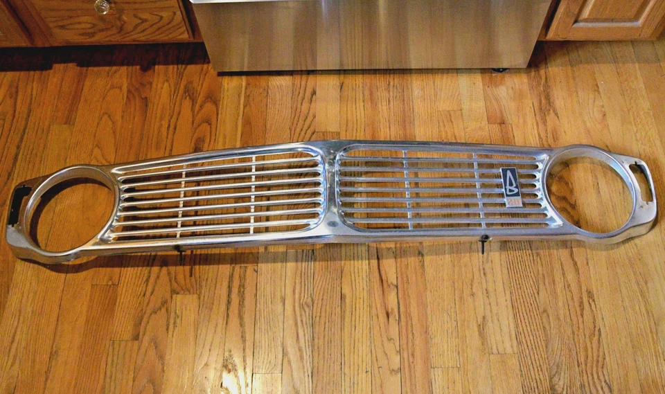 Rejilla radiador aluminio Volvo 142 144 145 144GL 142S 1967-1971, emblema B-20 Foto 1 de 4