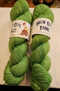 Brew City 100 % lana merino superlavada 345 yardas - Pomme 2 madejas  - Imagen 1 de 3