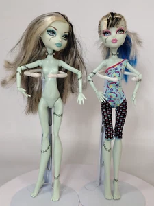 2 Monster High Puppe Frankie Stein 2008 Hals & Rücken blau Highlights mit Outfit - Bild 1 von 9
