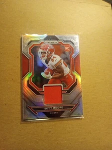 Skyy Moore - 2022 Panini Prizm Silver Premier Jersey Rookie Patch #PJ-SM - Bild 1 von 3