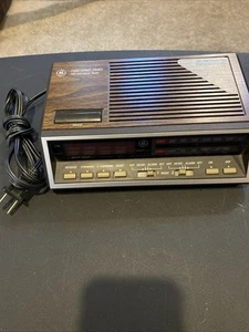General Electric GE FM/AM Clock Radio Model 7-4616B Alarm Clock Vintage - Picture 1 of 2