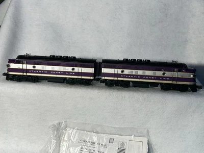 Beautiful MTH Atlantic Coast Line RR 3 Engine/4 Passenger Car Set O Gauge Car - Image 1 of 4