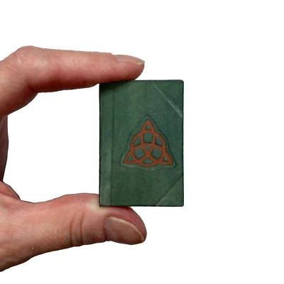 Масштаб 1:6 ОЧАРОВАННАЯ КНИГА ТЕНЕЙ Магическая Книга Заклинаний Читаемая Иллюстрированная Книга - Изображение 1 из 4