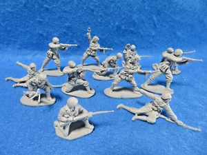 WWII Italian infantry 12 toy soldiers by Classic Toy Soldiers, 1/32 plastic - Picture 1 of 7