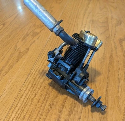 Motor de avión modelo Saito FA-80 Golden Knight 4 tiempos Foto 1 de 4