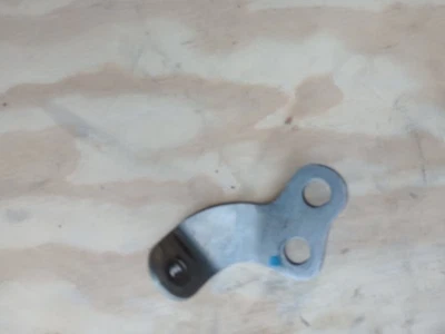 2013-2018 Cadillac ATS Converter & Pipe Lower Bracket 25203351 - Image 1 of 4