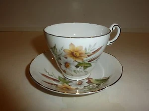 Regency England Bone China Cup/Saucer, Daisies - Picture 1 of 8