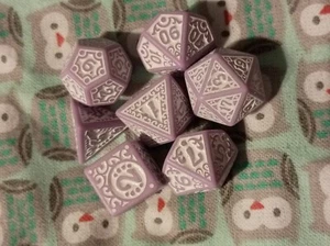 ~ Beautiful Gaming Dice Set of 7 D&D D and D Dice Lavender/White Scroll DND - Picture 1 of 2