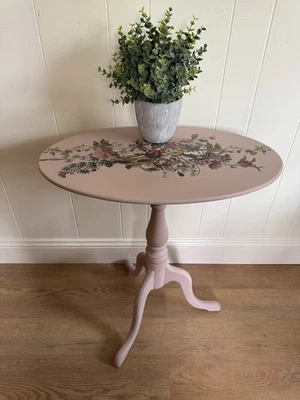 Mesa de pedestal vintage - pintada a mano en rosa polvorienta con transferencia floral Foto 1 de 4