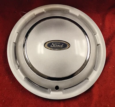 Ford Taurus : 1986, Silver, 15-inch Factory Hubcap, #140 - Image 1 of 4