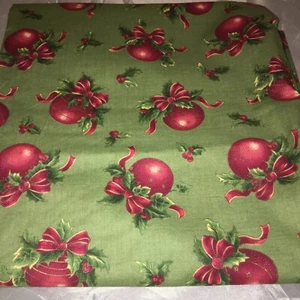 Rote Weihnachtskugeln grüner Hintergrund Stoff 2004 Cranston VIP 44”x 64” - Bild 1 von 4