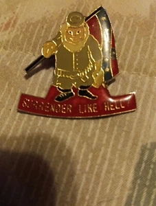 Kapitulation wie die Hölle Soldat mit Flagge Emaille Anstecknadel - Bild 1 von 3