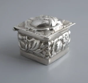 VINTAGE STERLING SILVER FLORAL PATTERN PILL BOX HALLMARK LONDON 1994 - Picture 1 of 23