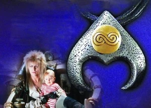 COLLAR RÉPLICA COLGANTE LABERINTO DUENDE REY JARETHS David Bowie - Imagen 1 de 3