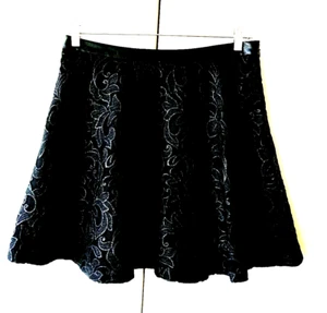 NEW WOMEN'S ANN TAYLOR BLACK FLORAL SHORT LINED SWING SKIRT WITH SIDE ZIPPER 10 - Picture 1 of 3