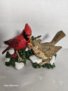 Homco #5307 Porzellan rote männliche weibliche Kardinäle auf verschneiter Stechpalme & Beere Aufnäher - Bild 1 von 8