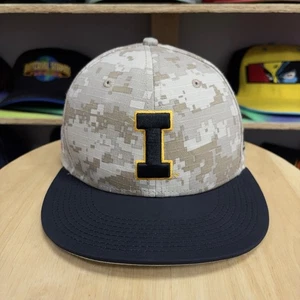 Sombrero de Colección Y2K The Game Iowa Hawkeyes - Camuflaje Digi Militar de EE. UU. - Equipado - 7 1/8 - Imagen 1 de 7