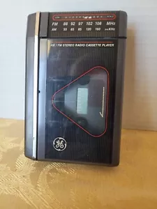 ¡FUNCIONA! Reproductor de cinta de casete/radio AM-FM estéreo vintage G. E. modelo 3-5469A - Imagen 1 de 8
