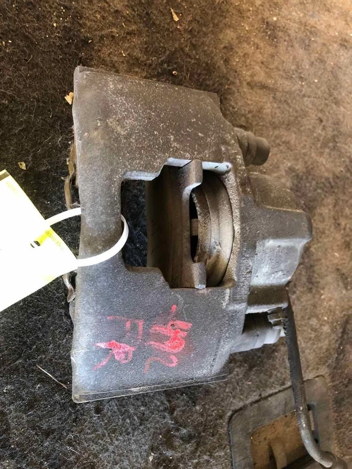 Pinza de freno de disco delantera Chevrolet Tahoe 1995-2000 lado derecho del pasajero derecha OEM Foto 1 de 4