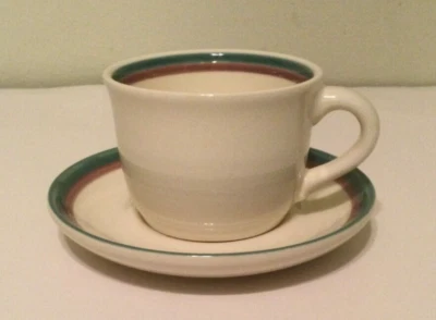 Juego de tazas y platillos de enebro PFALTZGRAFF. Color verde oscuro y rico borgoña Foto 1 de 4