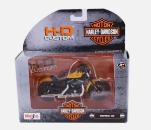 Maisto 1:18 Harley Davidson 2014 Sportster Iron 883 Motorcycle Model Gold Box - Picture 1 of 2