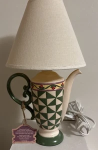 Lampe in Teekannenform - Jim Shore Heartwood Creek Collection mit Schirm - Bild 1 von 13