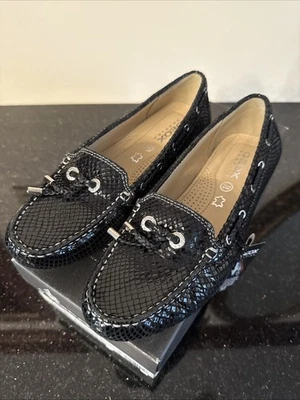 NUEVO Mocasín de cuero con estampado de serpiente y pitón negro Geox para mujer 7 con caja/etiqueta Foto 1 de 4