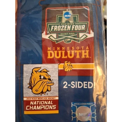 Minnesota Duluth Dos Caras 2018 Hombres Frozen Four Garden Flag 12.5x18 pulgadas - Nuevo Foto 1 de 2