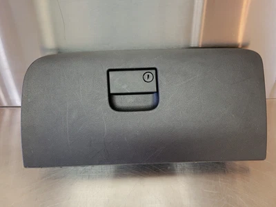 Отсек для хранения перчаточного ящика передней панели Dodge Journey 12–20 годов выпуска черный от оригинального производителя 1RQ77TRM - Изображение 1 из 4