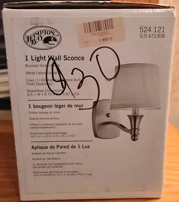 Aplique de pared Hampton Bay 1 luz níquel cepillado tono blanco 6,5 pulgadas x 8,75 pulgadas x 9,87 pulgadas Foto 1 de 3
