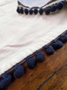 Pottery Barn Teen weiß Leinen Fenster Volant dunkelblau Bommelkante gefüttert 42x18 - Bild 1 von 9