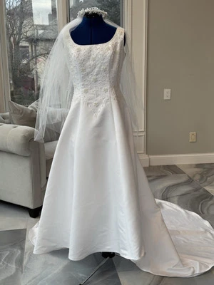 Vintage Alfred Angelo Wedding Dress Embellished With Vail,Shawl,And Purse Size 6 - Image 1 of 4