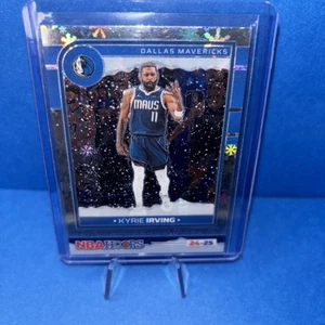2024-25 NBA Hoops Holiday Kyrie Irving #108 Winter Snowflake Prizm - Mavericks - Bild 1 von 3