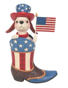 Jim Shore HWC Patriotic Boot con cane che tiene bandiera statuina 9,25”H pietra resina nuovo con scatola - Foto 1 di 4