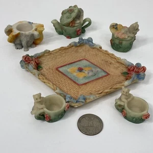 Prissy Kitties Miniatura Muñeca Juego de Té Bandeja Baratija Gato Floral Sombrero Kitsch Cerámica - Imagen 1 de 9