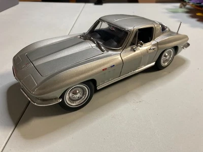 Chevrolet Corvette 1965 edición especial Maisto 1:18 fundido a presión fuera de caja nuevo Foto 1 de 4