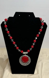 Rot und Silber Choker Halsband Halskette mit KLOBIGEM Anhänger / BOHO - Bild 1 von 2