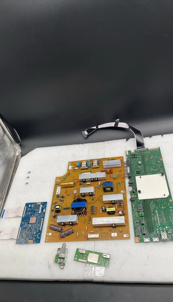 Sony 1-982-454-11 Placa Principal Módulo Wi-Fi Fuente de Alimentación T-Con y Juego de Placa Sintonizadora Foto 1 de 4