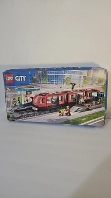 LEGO 60423 City Downtown Tranvía y Estación Kit de Construcción 811 piezas Caja Dañada Foto 1 de 4